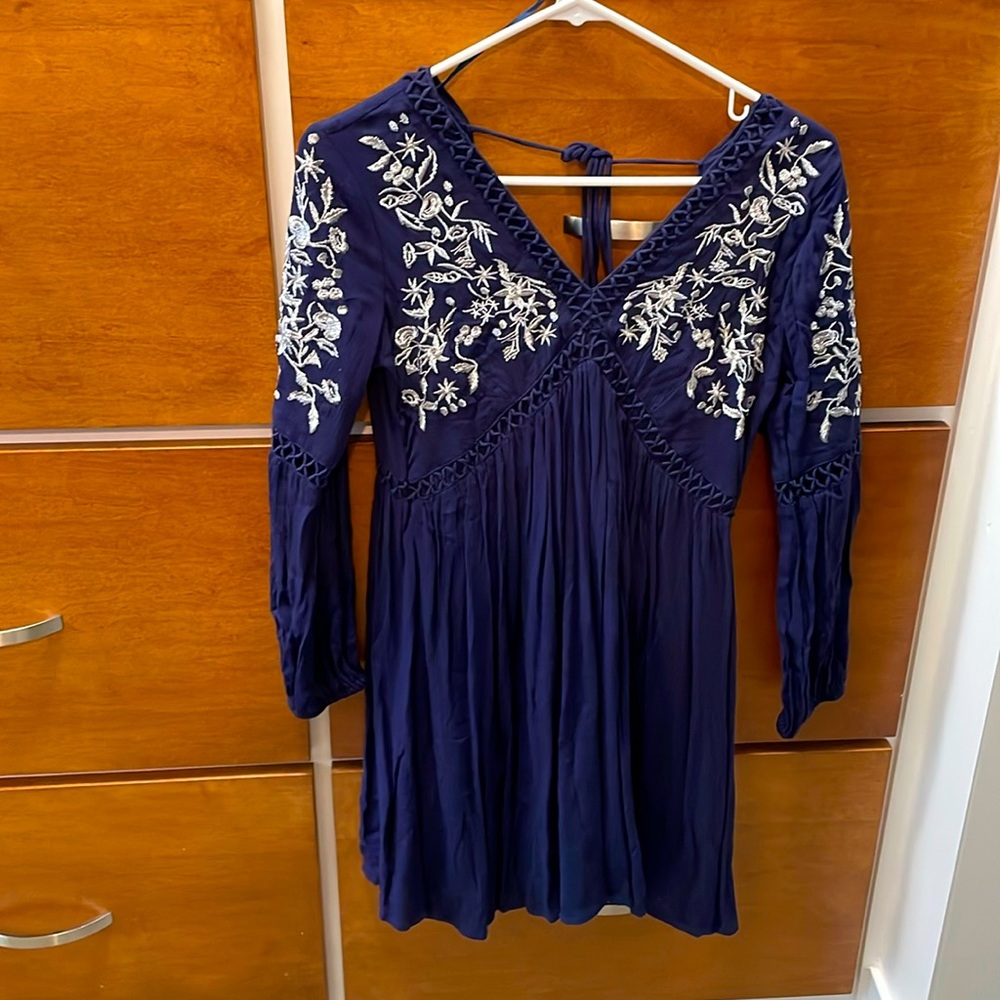 So cute long sleeve silver metallic embroidered mini dress! XXS navy blue
